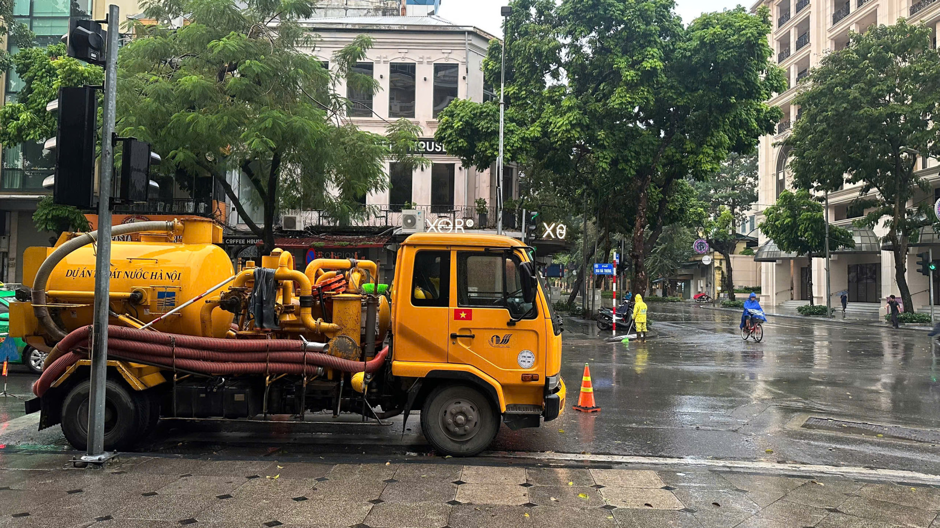 Hà Nội: công nhân thoát nước căng mình khơi thông ngập úng - Ảnh 2