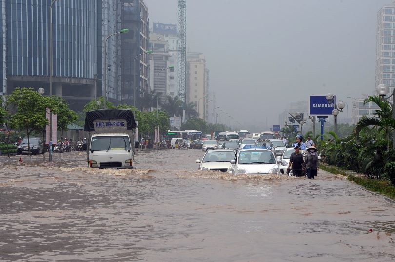 Khu vực xung quanh tòa nhà Keangnam (quận Cầu Giấy - Hà Nội) thường xuyên ngập sâu sau mưa lớn. Ảnh: Quang Quyết/TTXVN