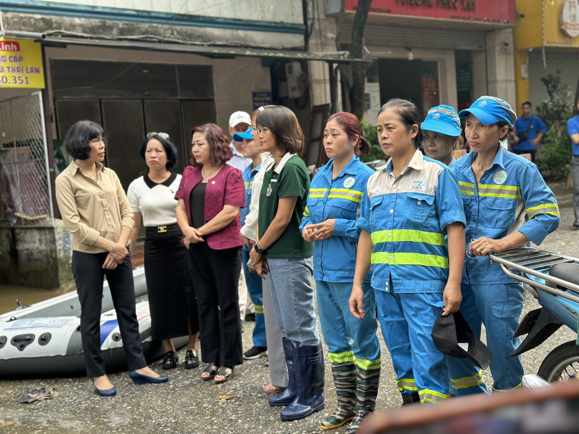 &amp;nbsp;Ph&amp;oacute; Chủ tịch Hội Li&amp;ecirc;n hiệp phụ nữ TP H&amp;agrave; Nội L&amp;ecirc; Thị Thi&amp;ecirc;n Hương động vi&amp;ecirc;n nữ c&amp;ocirc;ng nh&amp;acirc;n m&amp;ocirc;i trường đang l&amp;agrave;m việc tại phố Bảo Linh (phường Ph&amp;uacute;c T&amp;acirc;n, quận Ho&amp;agrave;n Kiếm)