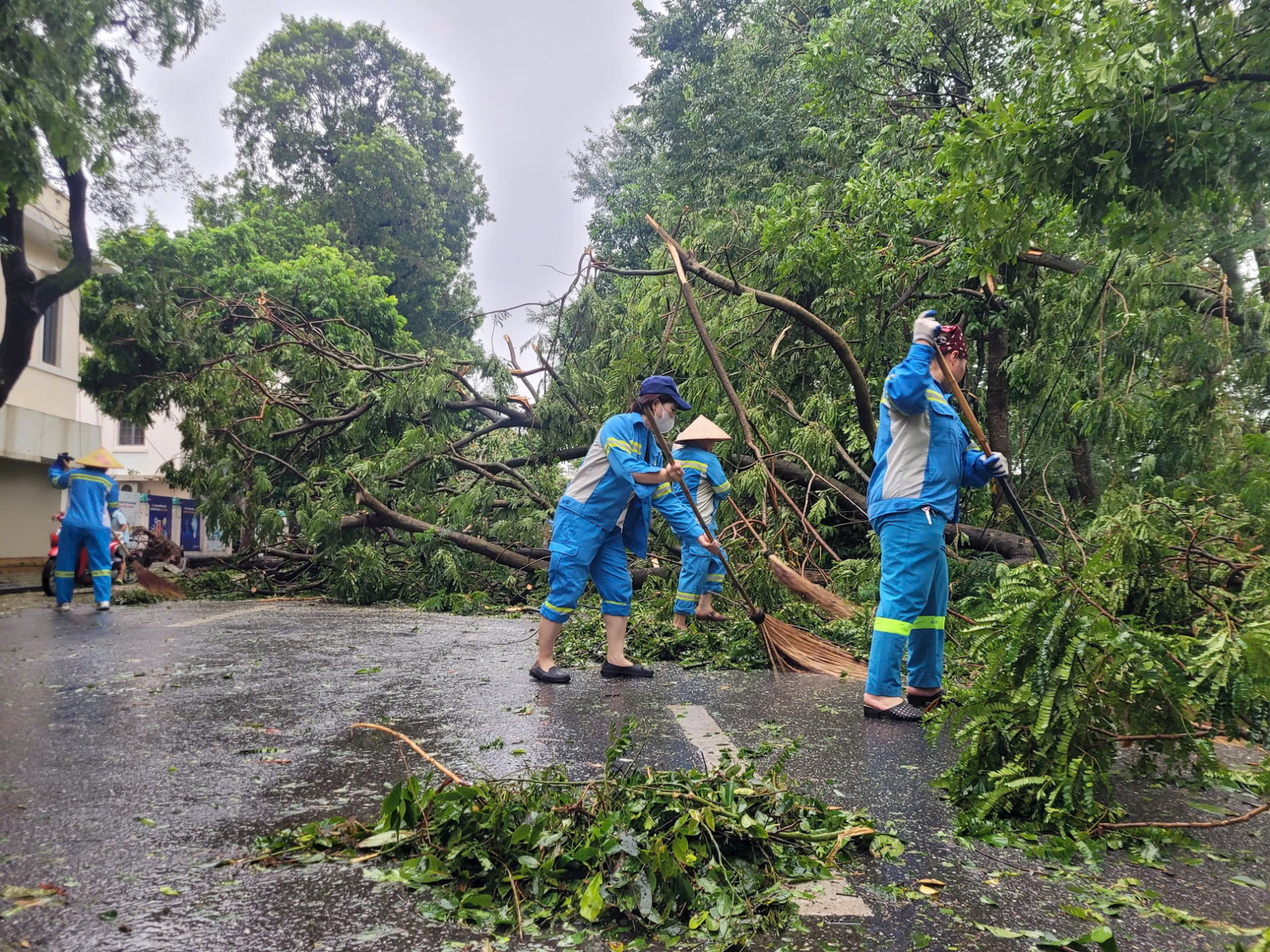 Nh&amp;acirc;n vi&amp;ecirc;n URENCO H&amp;agrave; Nội thực hiện dọn vệ sinh sau b&amp;atilde;o tr&amp;ecirc;n địa b&amp;agrave;n quận Ho&amp;agrave;n Kiếm. Ảnh: Lam Thanh