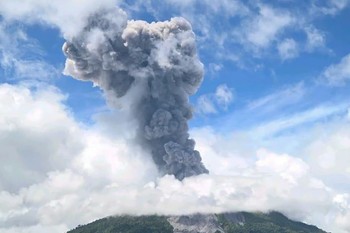 Indonesia: Nâng mức cảnh báo cao nhất đối với núi lửa Ibu