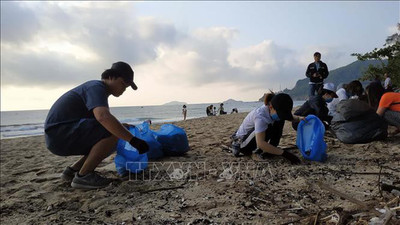 Người nước ngoài dọn rác trên bãi biển, 50 người dân cùng chung sức