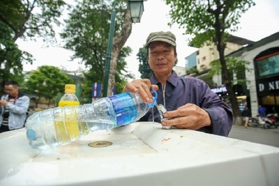 Người dân Thủ đô thích thú với trụ nước sạch uống tại vòi