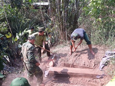 Quảng Bình: Phát hiện kho gỗ khủng được chôn dưới lòng đất