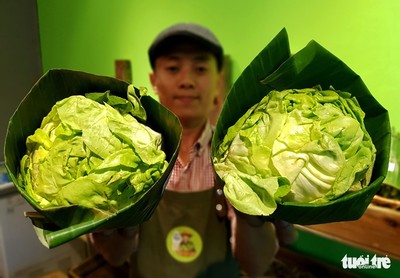 Tiệm nông sản ở Sài Gòn gói rau củ bằng lá chuối