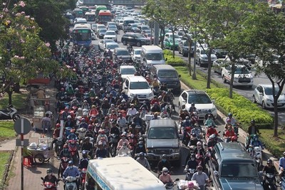 Tông xe liên hoàn trên cầu Sài Gòn, giao thông tê liệt nhiều giờ