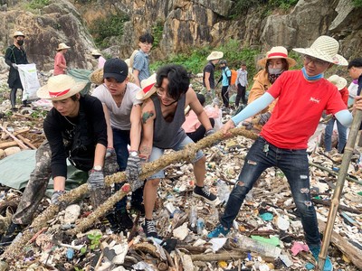 Hàng trăm bạn trẻ Đà Nẵng cùng nhau dọn rác làm sạch bán đảo Sơn Trà