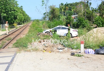Quảng Nam: Tàu hỏa tông ôtô văng xuống ruộng, 3 người bị thương nặng