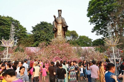 Người nô nức check in tại 'Lễ hội hoa anh đào Nhật Bản - Hà Nội'