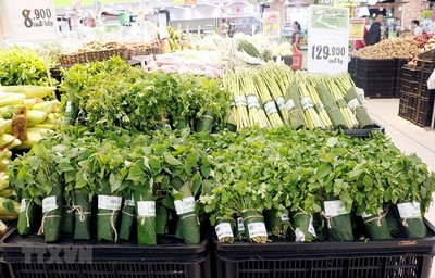 Nhiều siêu thị, cửa hàng sử dụng lá chuối thay thế túi nilon