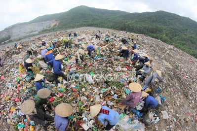 Nhọc nhằn phận người 'bới rác tìm cơm' ở bãi rác lớn nhất Đà Nẵng