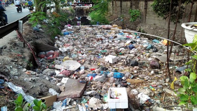 TP. HCM: Kênh ngập tràn rác, gây ô nhiễm môi trường nghiêm trọng