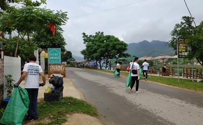 Khách Tây hào hứng nhặt rác ở Phong Nha