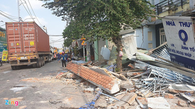 Xe Container tông sập 3 nhà dân, nhiều người thoát chết