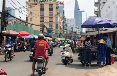 TP.HCM: Chợ tạm Cô Giang vẫn hoạt động sau lệnh cấm