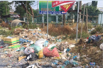 TP. Hồ Chí Minh: Con đường rác bao vây trường học