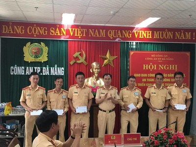 Đà Nẵng khen thưởng tổ CSGT bắt 2 đối tượng cướp giật