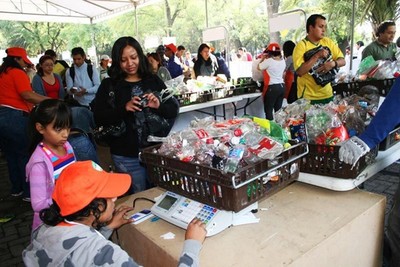 Bên trong phiên chợ độc đáo đổi rác lấy thực phẩm
