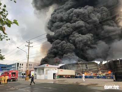 Cháy lớn kho chứa gỗ trong Khu công nghiệp Sóng Thần