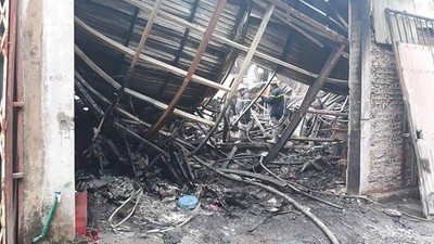 Ba mẹ con cùng tử vong trong vụ cháy nhà xưởng tại Hà Nội