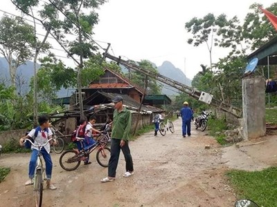 Lốc xoáy làm tốc mái nhiều nhà dân ở Nghệ An, 3 cột điện đổ sập