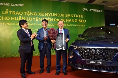 HLV Park Hang Seo được tặng Hyundai Santa Fe