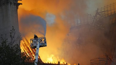 Nguyên nhân khiến đám cháy Nhà thờ Đức Bà Paris “khó cứu”