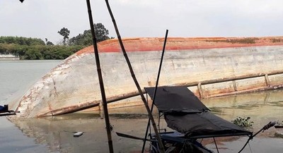 Sà lan chở 500 tấn đá lật trên sông Đồng Nai, 5 người thoát chết