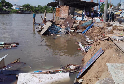 Cần thơ: Sạt lở khiến 4 nhà dân bị nhấn chìm xuống sông Cái Sắn