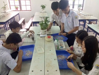 Học sinh lớp 11 làm gạch từ rác thải nhựa
