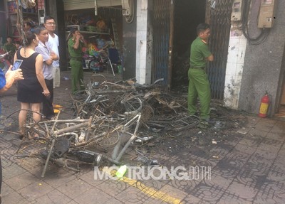 TP Pleiku: Người dân và lực lượng PCCC nỗ lực dập cháy tại chợ đêm