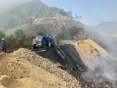 Hàng chục tấn rác ở Quảng Nam vẫn đang âm ỉ cháy sau 2 ngày bốc hỏa