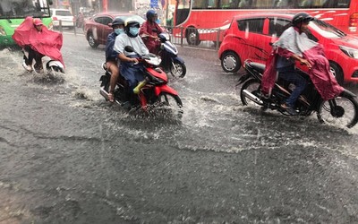 Sài Gòn đón mưa vàng 'giải nhiệt' sau những ngày nắng nóng