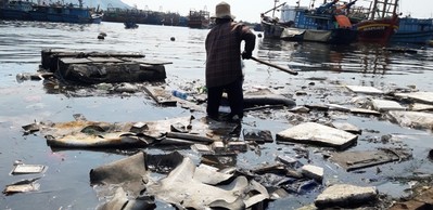Vui buồn nghề nhặt ve chai trên cảng cá nhiều năm ô nhiễm