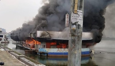 Nhà hàng nổi bỏ hoang ở Hồ Tây bốc cháy ngùn ngụt giữa trưa