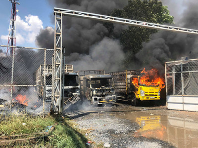Cháy lớn thiêu rụi 3 ôtô tải và xưởng phế liệu ở Long An