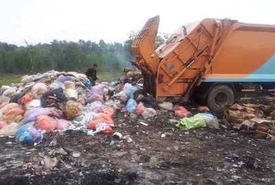 TP.HCM bắt quả tang tài xế đổ trộm chất thải vào khu dân cư