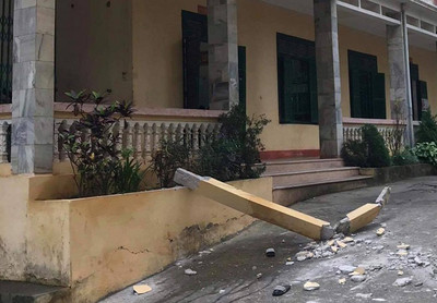 Hòa Bình: Cột bê tông 3m đổ trúng khiến 2 học sinh nhập viện