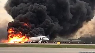 Máy bay chở khách Nga bốc cháy, khiến 41 người thiệt mạng