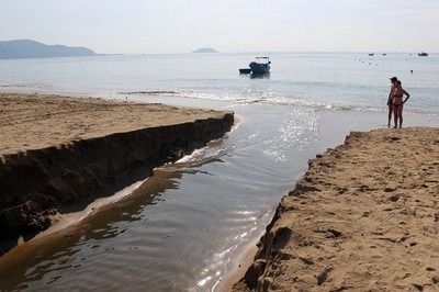 Nước thải đen ngòm đổ ra biển Nha Trang