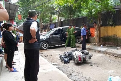Hà Nội: Nữ tài xế lùi xe bất cẩn gây tai nạn, một người tử vong