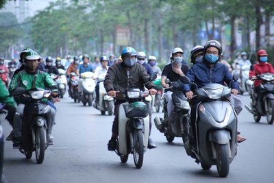 Chùm ảnh: Người Hà Nội mặc áo khoác ra đường giữa tháng 5