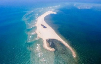 Cồn cát nổi giữa biển Cửa Đại đang bồi – xói rất nhanh