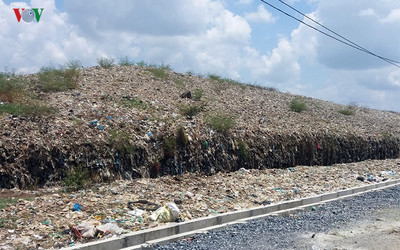 Hàng trăm hộ dân bức xúc vì 2 bãi rác “khủng” ở Bến Tre
