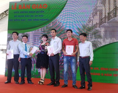 Bàn giao sổ hồng cho khách hàng dự án Phú Hồng Khang, Phú Hồng Đạt