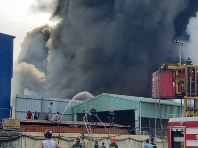 Hải Phòng: “Biển lửa” bao trùm tại kho chứa nhựa Công ty Phú Lâm