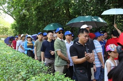Dòng người về thăm làng Sen nhân dịp sinh nhật Bác Hồ