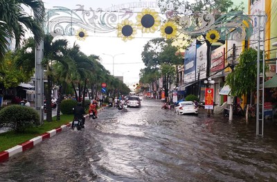 Đường phố Bạc Liêu ngập chìm trong biển nước sau cơn mưa lớn
