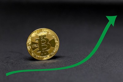 Bitcoin tăng giá gần 10% trong hơn 1 giờ