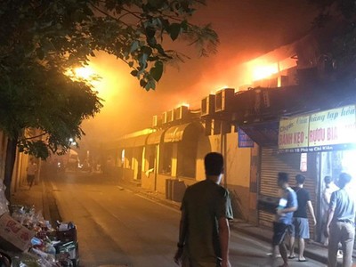 Hà Nội: Cháy quán bia Hải Xồm, nhiều người hoảng loạn tháo chạy